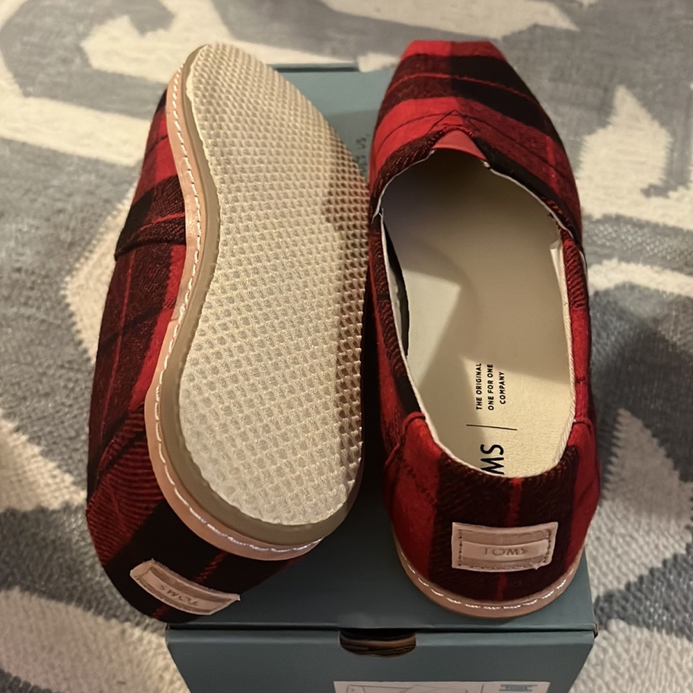 TOMS classic slip ons - Picture 8 of 9